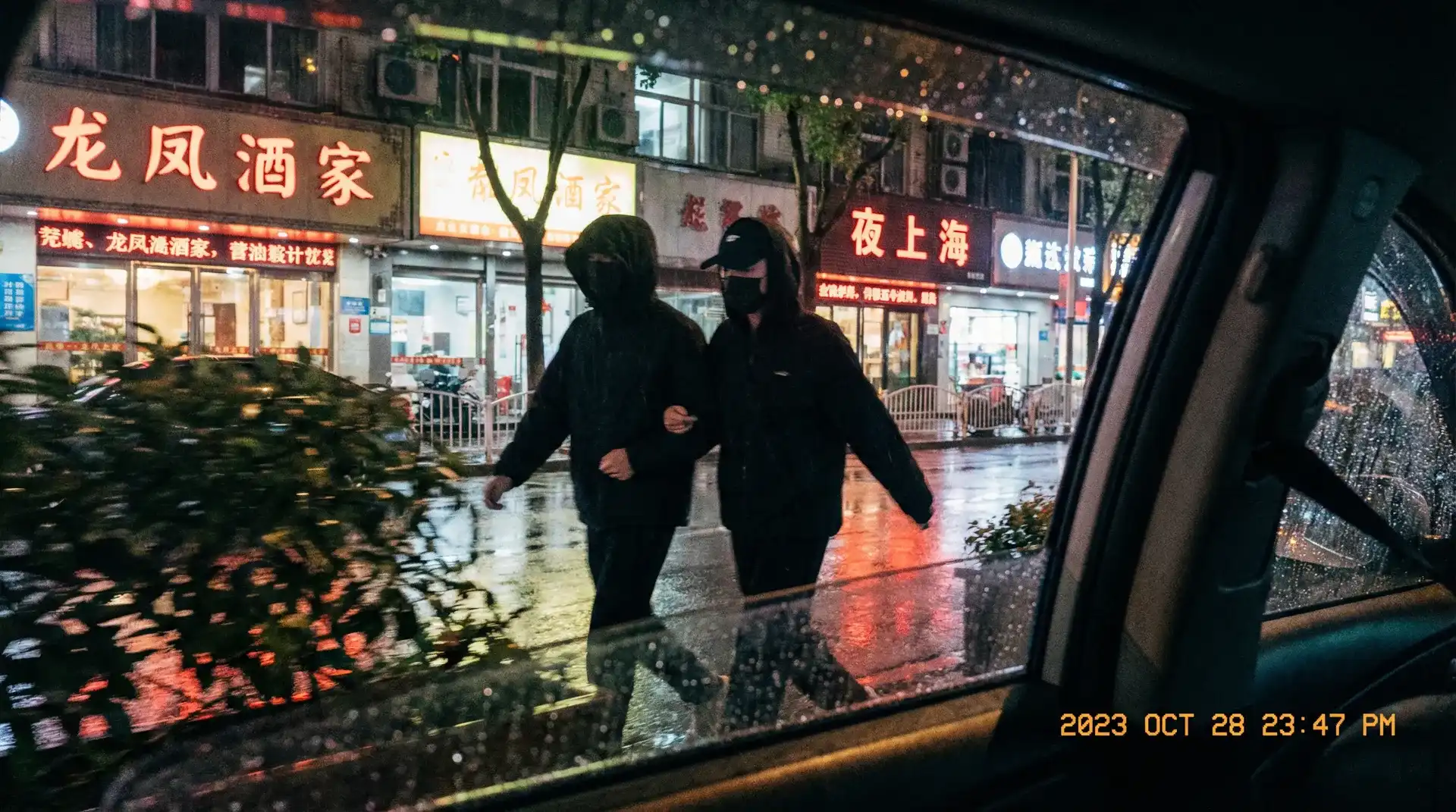 黑瓜网-每日大赛 - 顶流明星深夜密会现场抓拍照片
